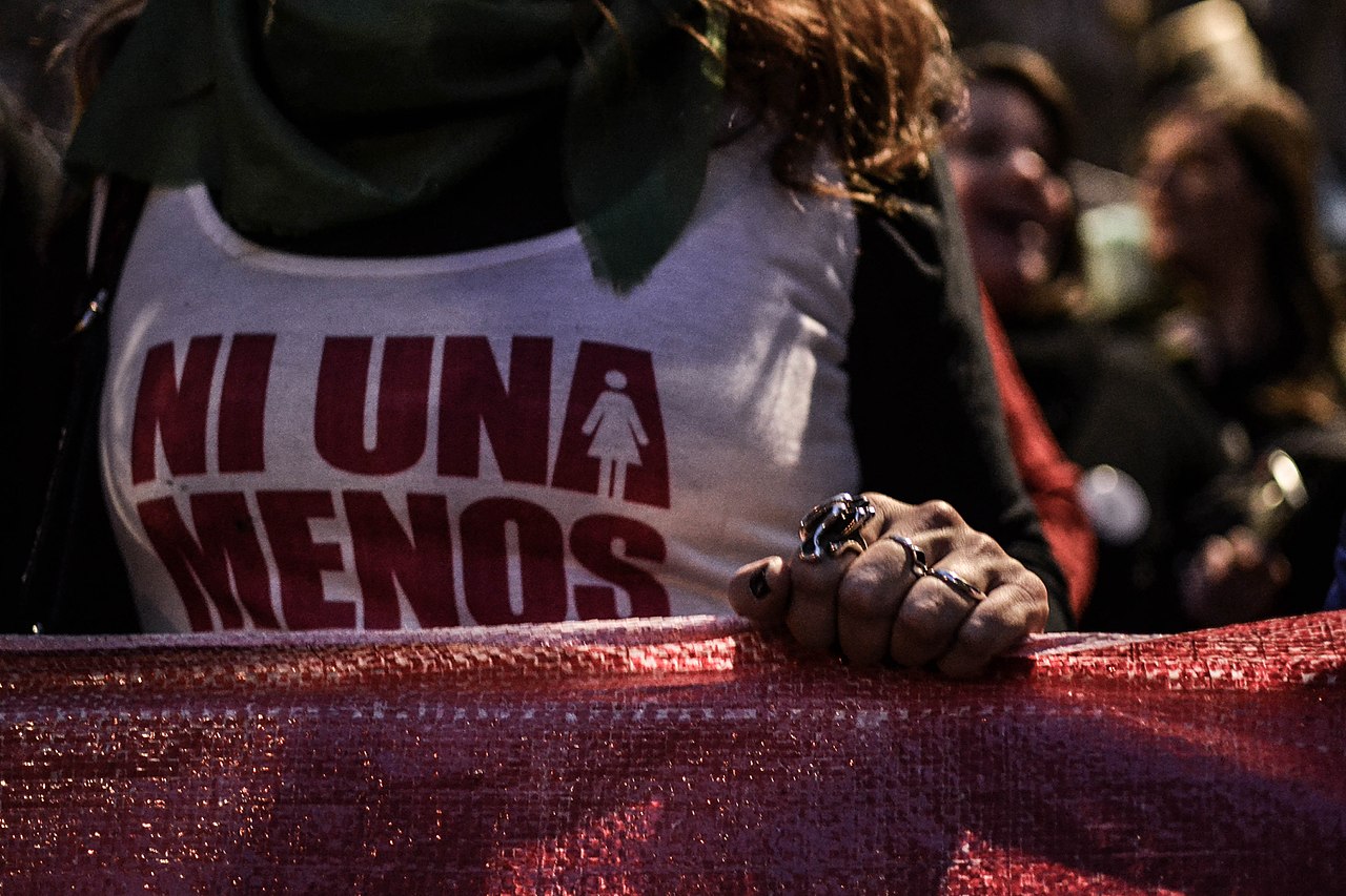 Na imagem, uma mulher usa uma uma camiseta escrito ''Ni una menos'', que é o movimento que luta pelo direito das mulheres