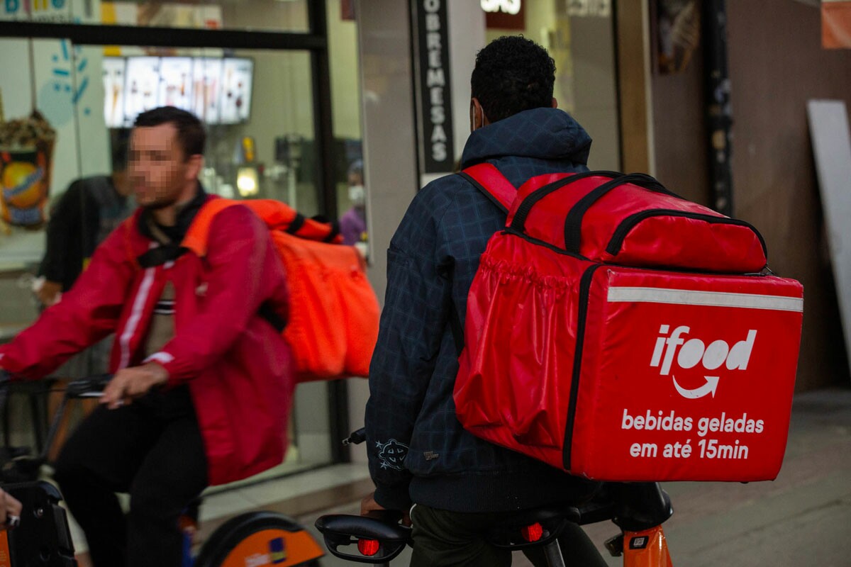 Entregador do iFood em frente a restaurante aguardando pedido