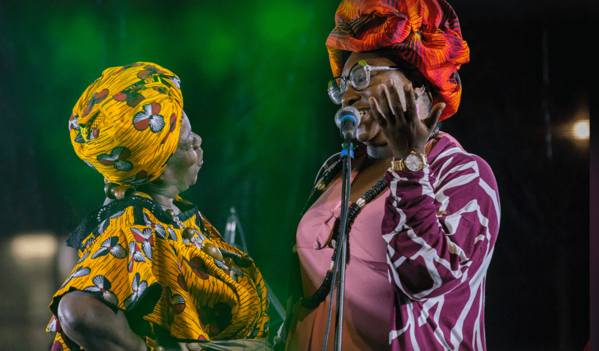 Artistas, ativistas, movimentos sociais, políticos e coletivos se apresentaram e discursaram no palco da Praça da República onde houve a concentração para a marcha das mulheres negras.