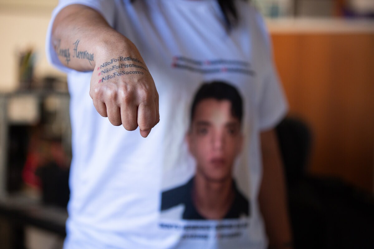 Maria Cristina Quirino Portugal mãe de Denys Henrique, morto no Massacre. Na foto ela está exibindo uma tatuagem que fez em homenagem ao filho na mão. 