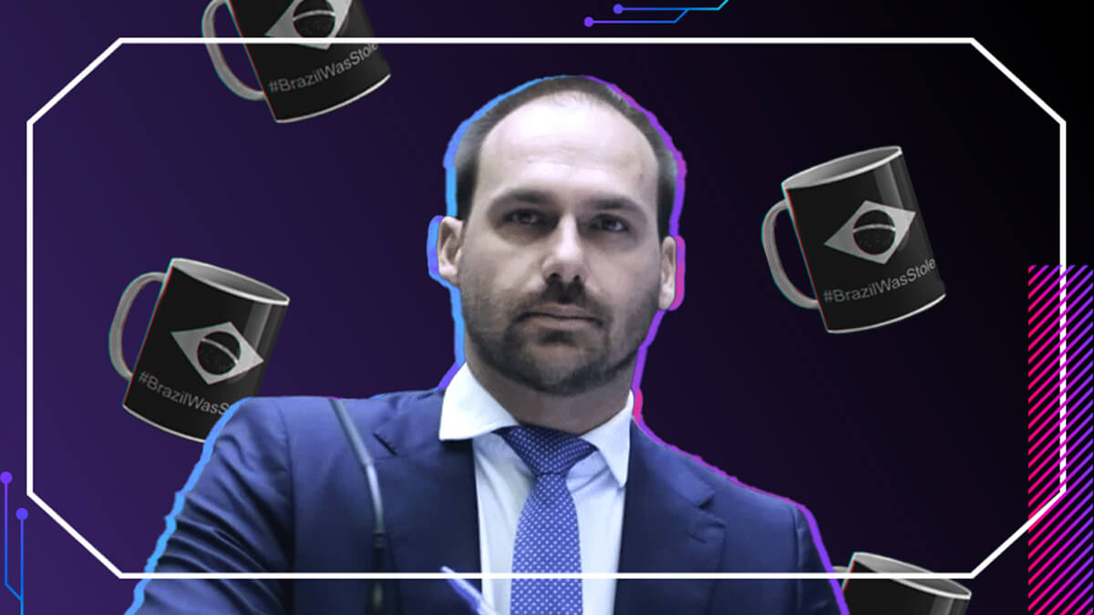 No centro da imagem, Eduardo Bolsonaro é um homem branco calvo e olhos claros. Ele veste terno azul e gravata na mesma cor. Ao fundo canecas com a estampa da bandeira do Brasil e a hashtag ''BrazilWasStolen''