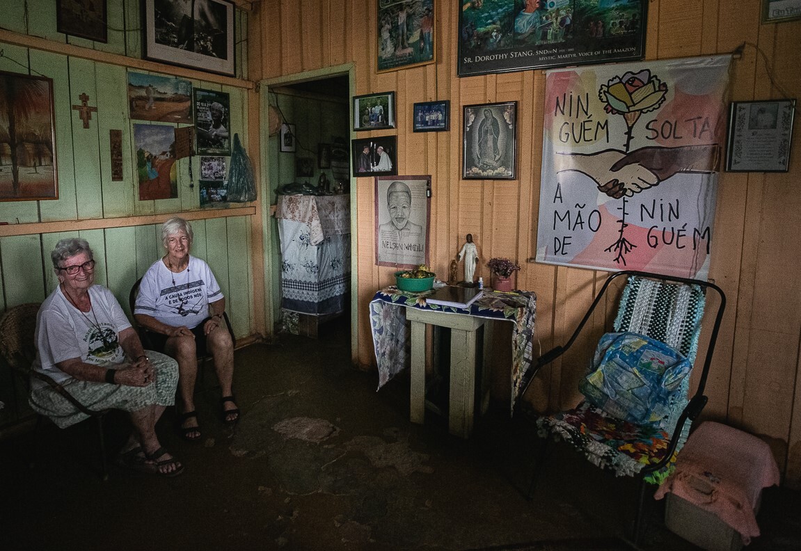 Irmã Jane Dwyer e irmã Katy Webster, na sala da casa onde vivem juntas, em Anapu (PA)