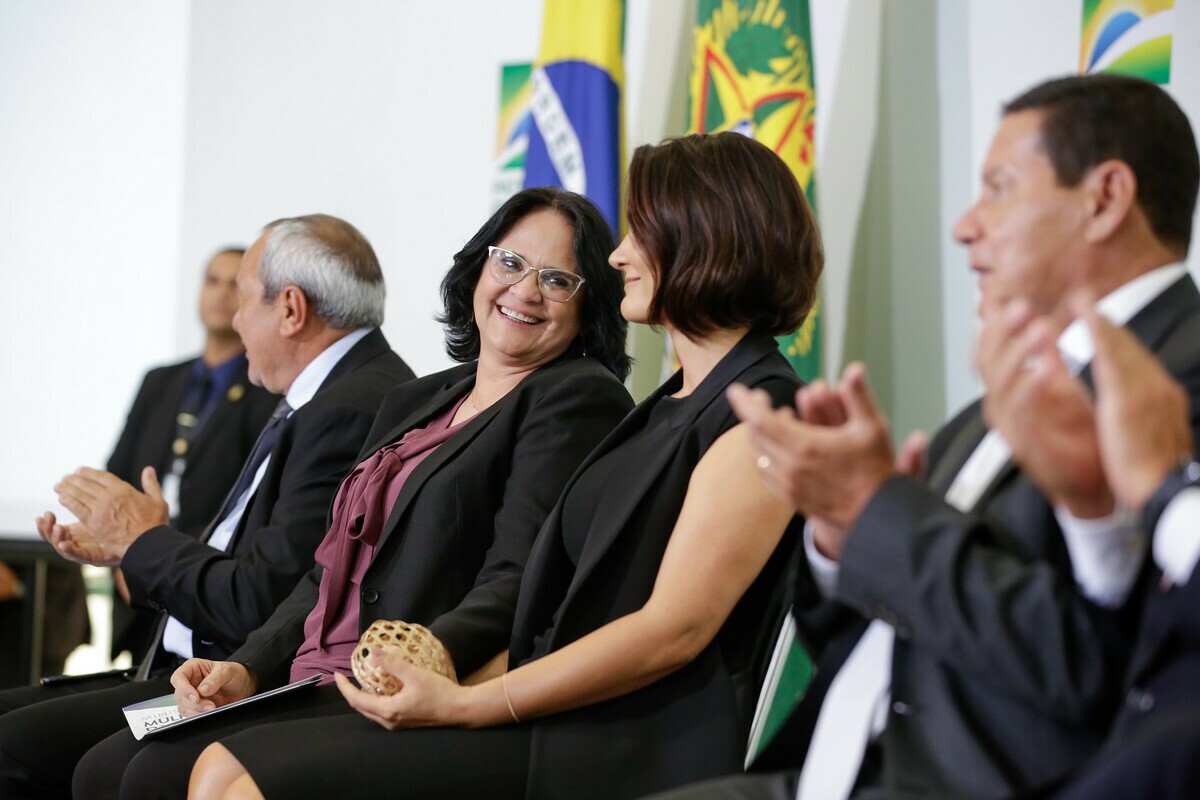 Ex-ministra e atual senadora Damares em solenidade de Lançamento do Programa Abrace o Marajó