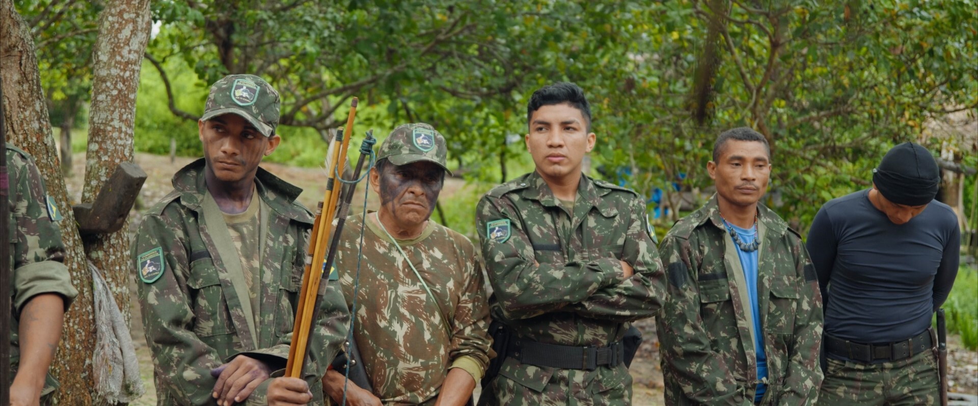 Na imagem, os guardiões da floresta, homens indígenas com fardamento militar.