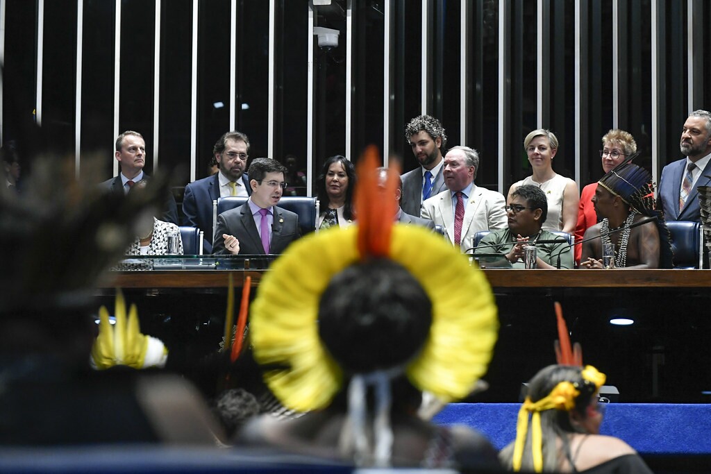 Toya Manchineri durante sessão especial destinada a homenagear os povos indígenas na Câmara.