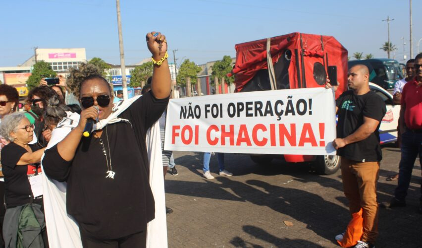 Mães de maio protestam contra a operação escudo, ao fundo uma faixa diz ''Não foi operação! Foi Chacina!''