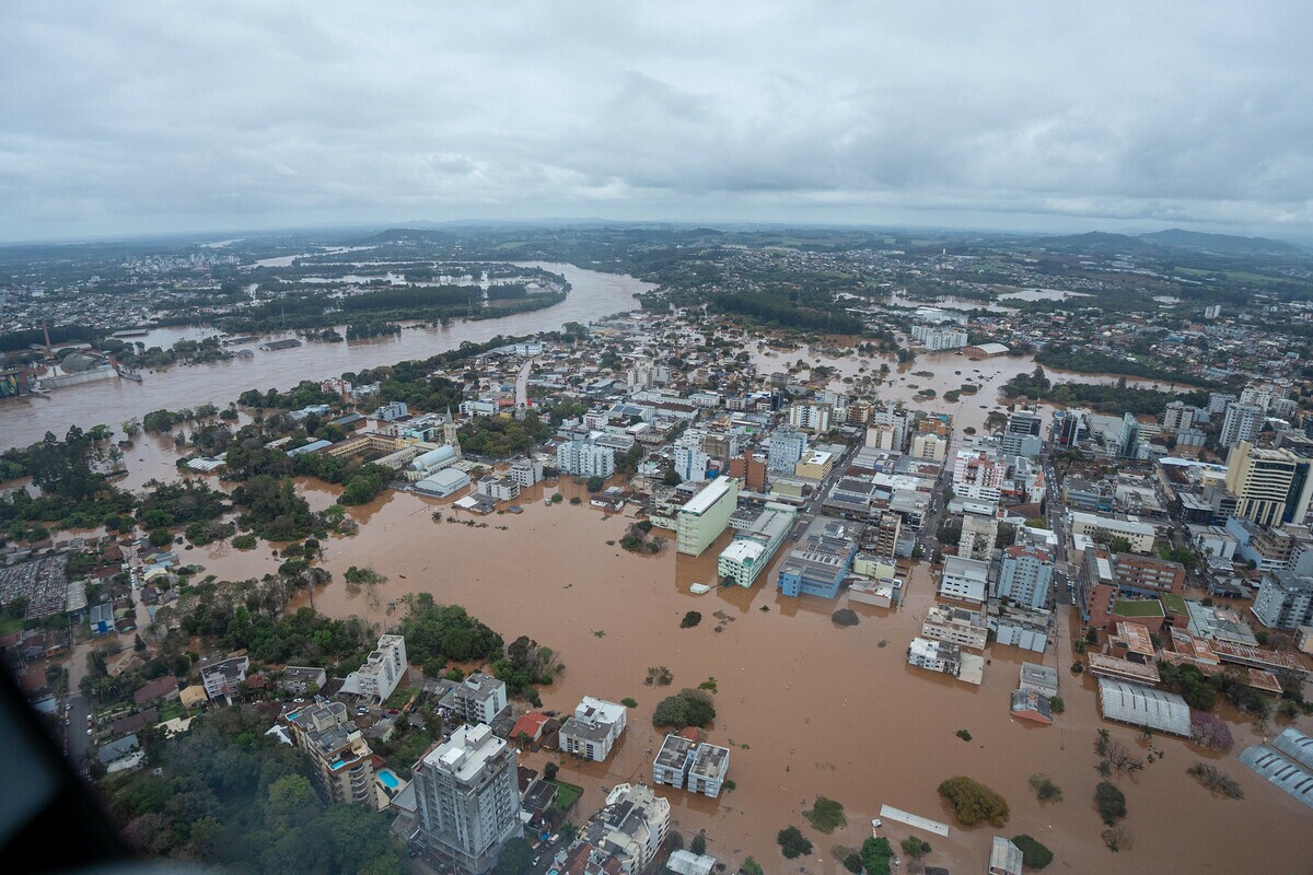 Imagem aérea de região alagada no Rio Grande do Sul após enchentes causadas por ciclone extratropical