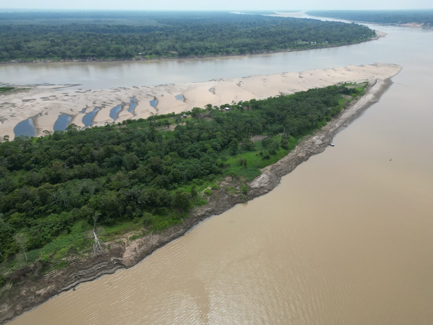Imagem aérea do rio Tefé na Amazônia com bolsões de areia, graças a estiagem