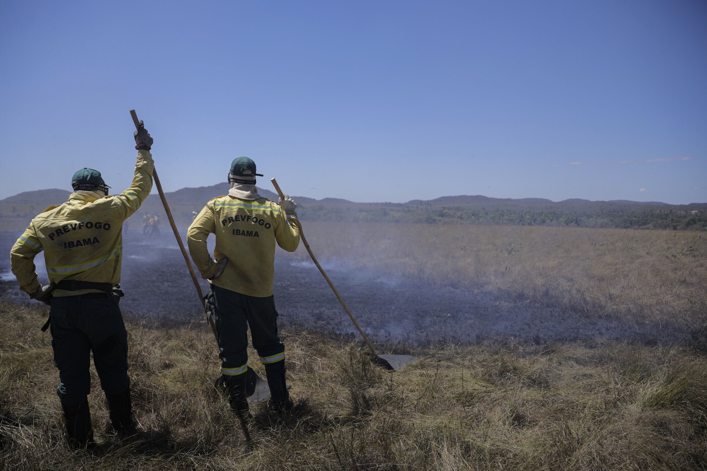 Cavalcante (GO) 15/09/2023 – A brigada de incêndio da Prevfogo composta com membros da comunidade quilombola Kalunga, durante simulação de combate ao fogo no cerrado no Engenho II