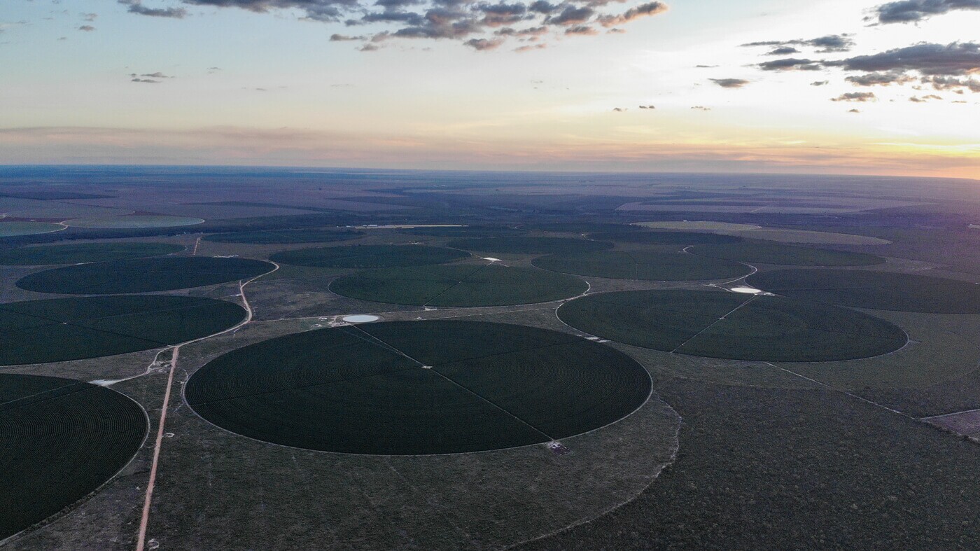 Imagem aérea de pivôs centrais de irrigação de água no oeste da Bahia