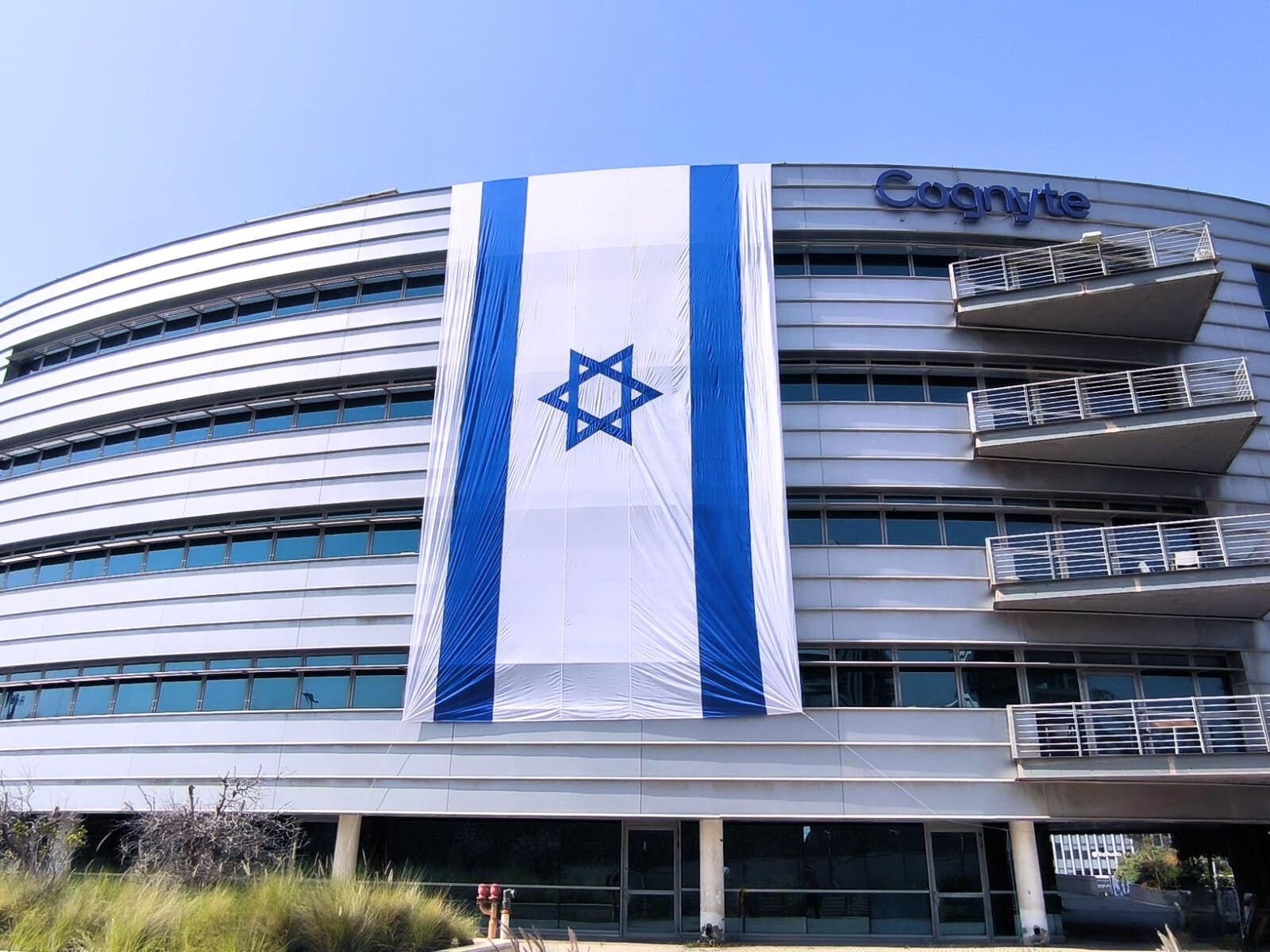 Fachada da empresa Cognyte em Israel. Empresa comercializou software espião utilizado por autoridades no Brasil