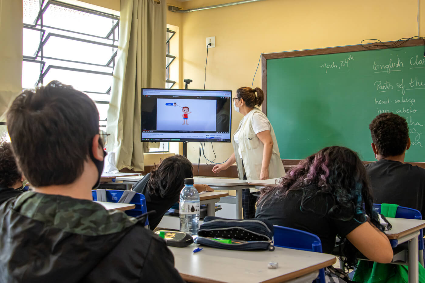 Uso do Educatron, sistema de reconhecimento facial, em sala de aula em escola do Paraná