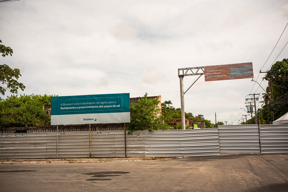 As placas da Braskem dizem que a mineradora trabalha para o fechamento e preenchimento dos poços de sal