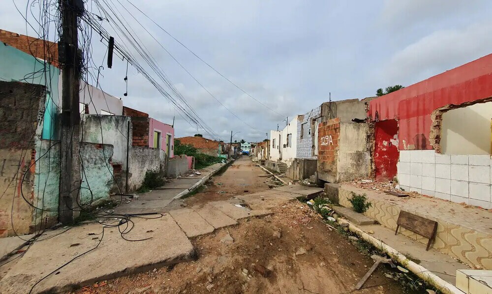 Ruínas de casas em bairros com risco de ceder em Maceió