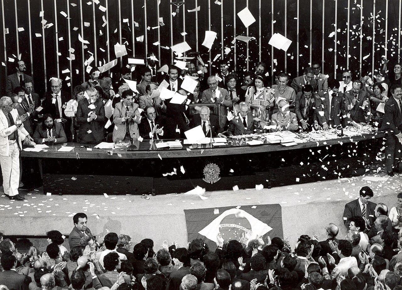 Parlamentares no Congresso Nacional comemorando a promulgação da Constituição Federal, em 1988