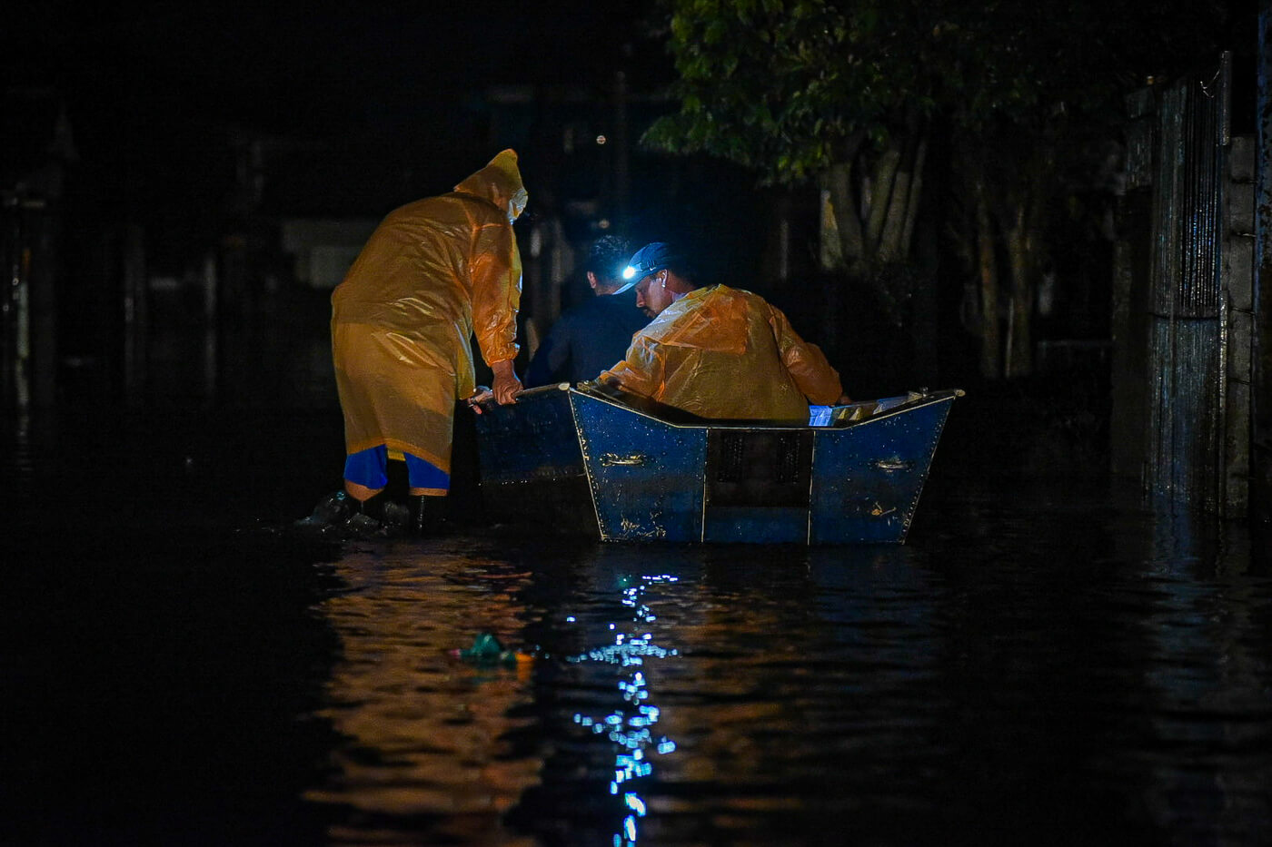 Barqueiros socorrem moradores em Porto Alegre