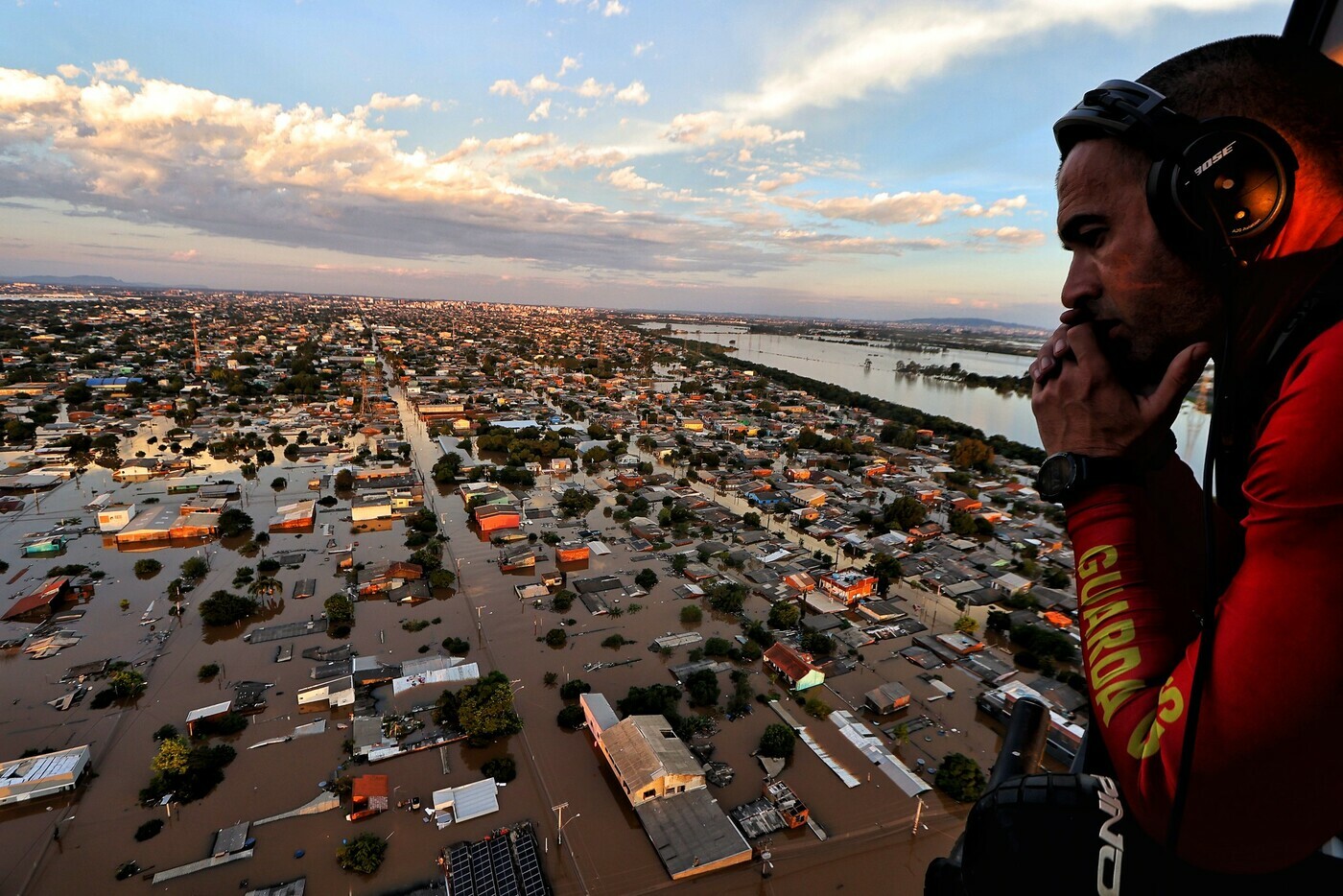 Operação de resgate com o helicóptero do Corpo de Bombeiros na Região Metropolitana de Porto Alegre, no Rio Grande do Sul (RS), em 05/05/2024