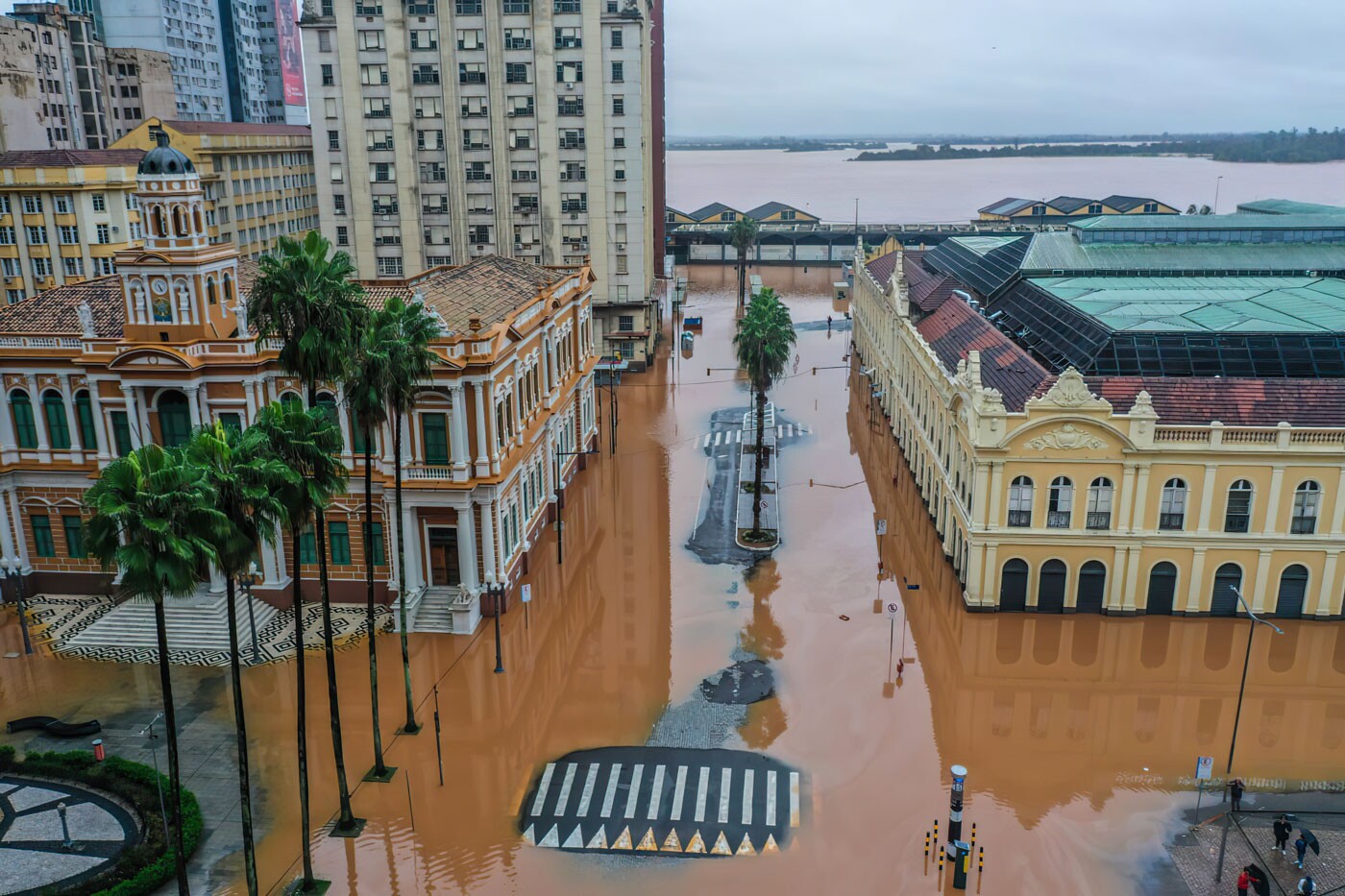 Prefeitura de Porto Alegre a esquerda e o Mercado Municipal a direita, alagados, após chuva intensa no Rio Grande do Sul