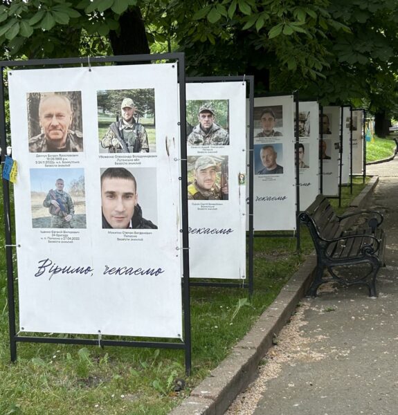 Monumentos de memória em diferentes praças de Lviv, Ucrânia