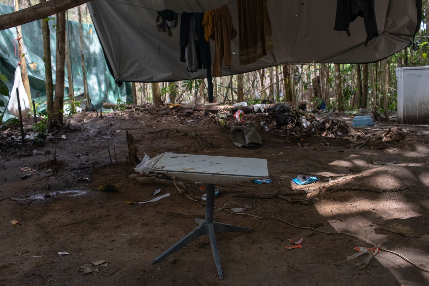 Antena da empresa Starlink, de Elon Musk, encontrada em acampamento de garimpeiros ilegais na Amazônia