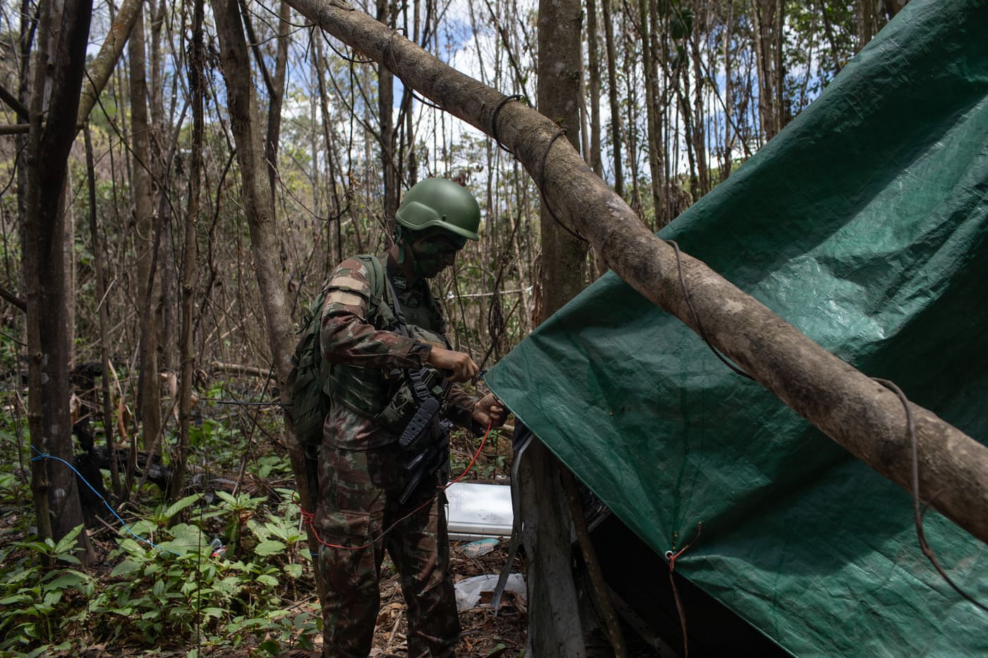 Militar durante operação de combate ao garimpo ilegal na Amazônia apreendendo antena da empresa de Elon Musk, Starlink