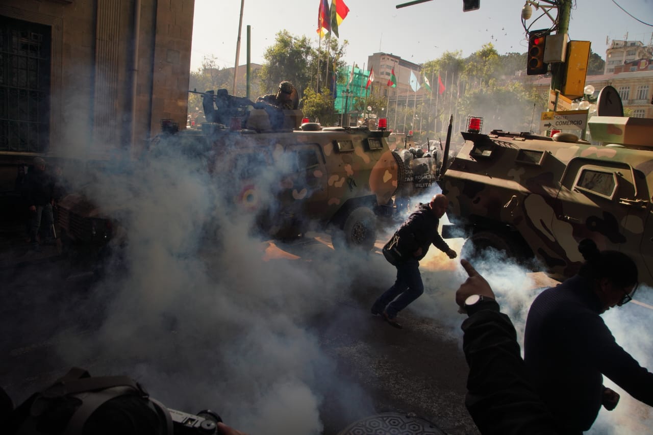 Tentativa de golpe militar na Bolívia em 26 de junho; na imagem, tanques e soldados tentam invadir palácio presidencial