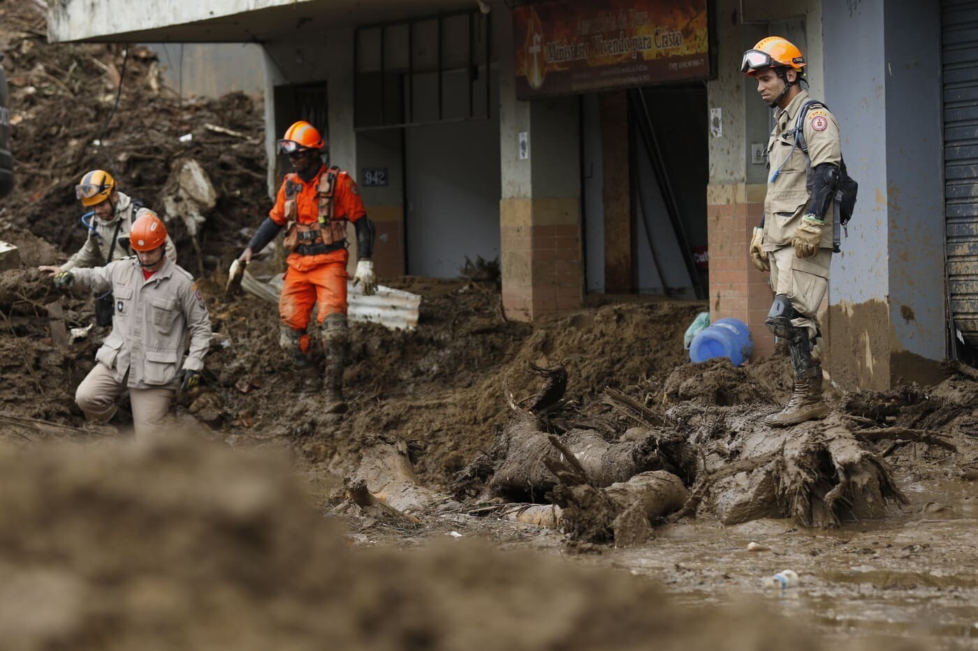 Bombeiros durante operação de resgate em Petrópolis em 2022, após forte chuva