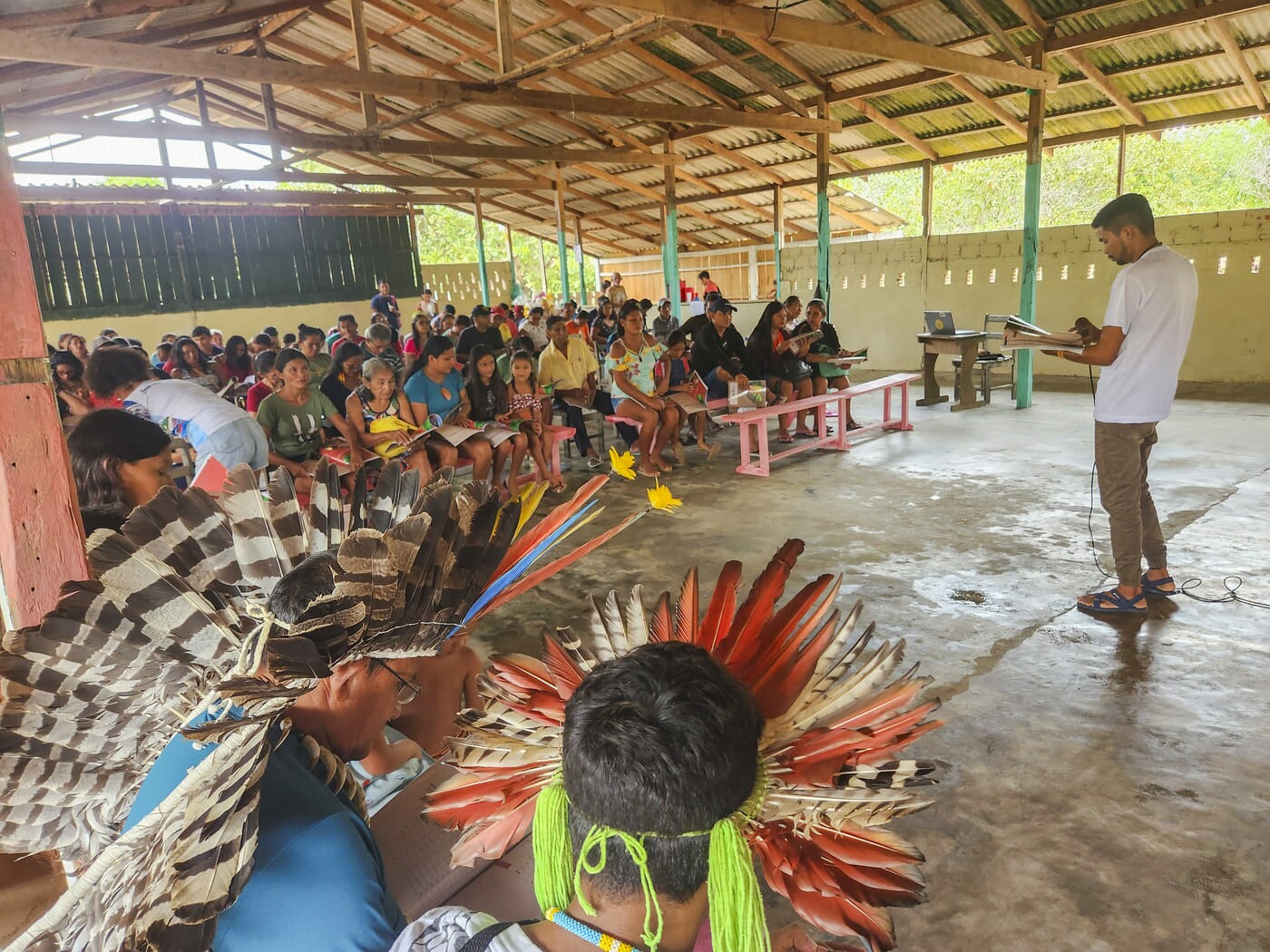 Darlon Neres à frente em reunião da Feagle na comunidade de Bom Futuro - Rio Arapiuns com indígenas e ribeirinhos assentados do PAE Lago Grande