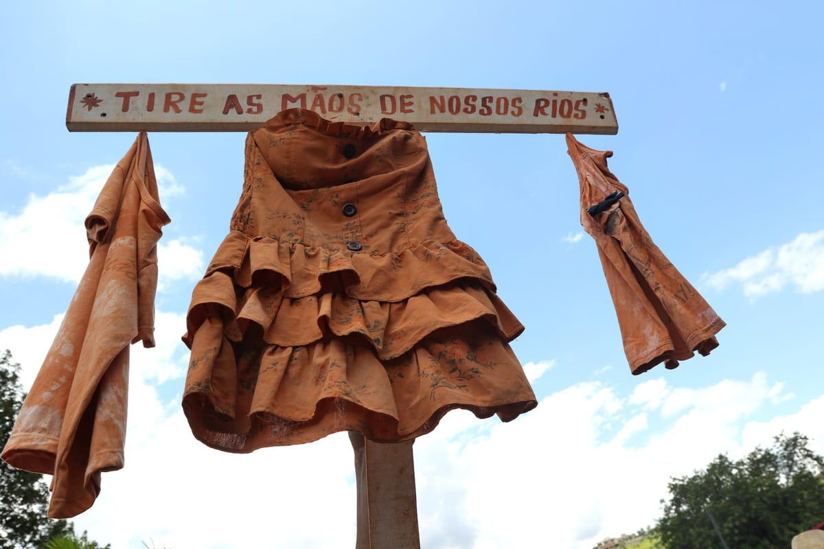 Roupas sujas de lama em protesto após tragédia em barragem de mineração da Vale