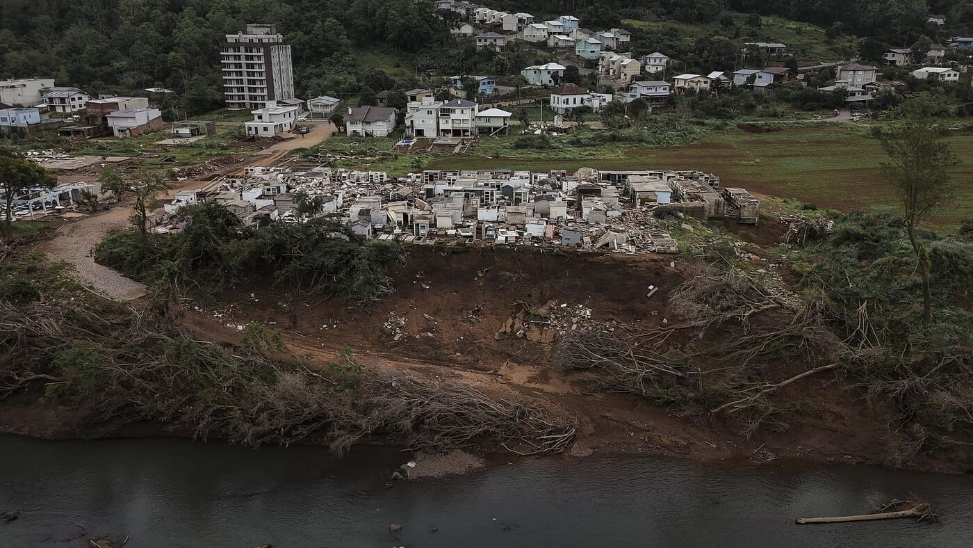 Na foto, o cemitério municipal que foi totalmente destruído, nas margens do Rio Taquari, em Muçum, Rio Grande do Sul