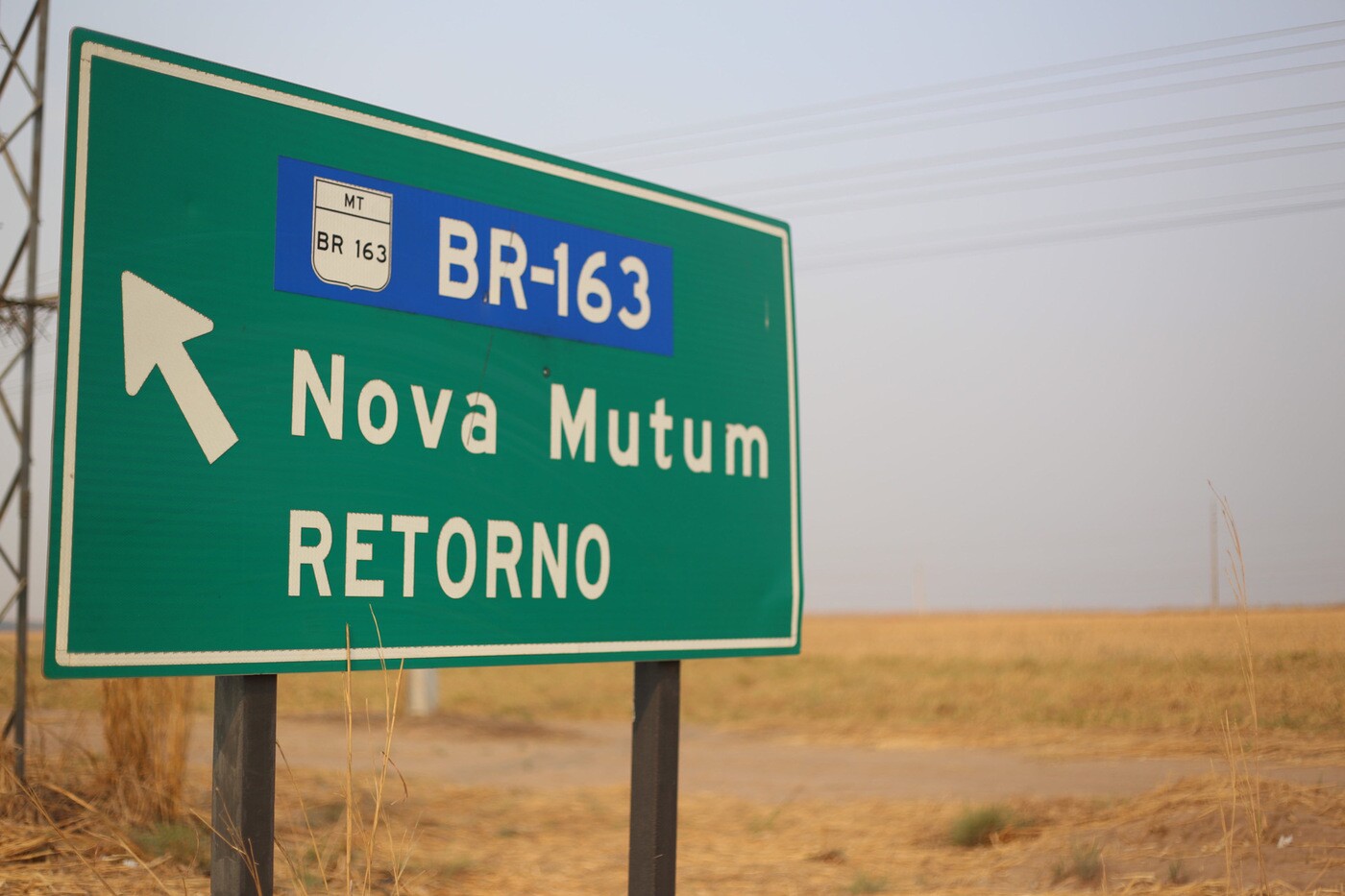 Placa de estrada sinaliza entrada em Nova Mutum, na BR-163