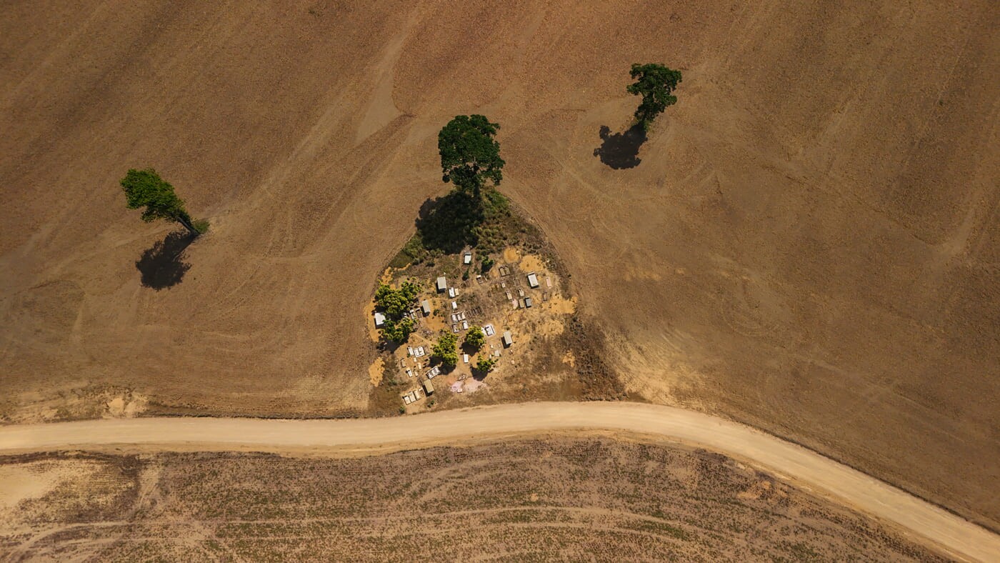 Imagem aérea de cemitério ilhado em Belterra, no Pará