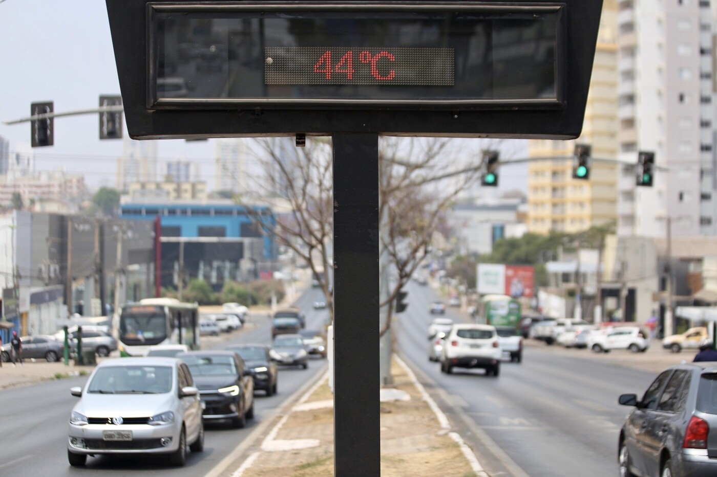 Imagem mostra termômetro de rua marcando 40 graus em rua de Cuiabá, Mato Grosso