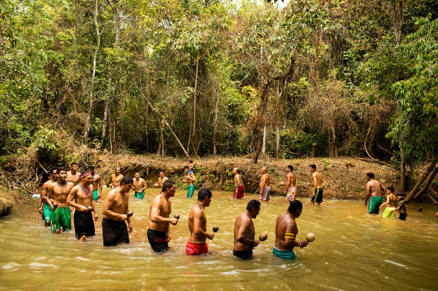 Ritual comemorando a chegada do ciclo das águas é celebrado em pequeno rio por indígenas Pataxó