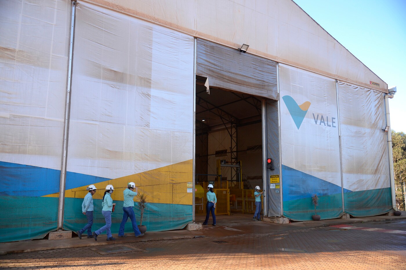 Trabalhadores na operação da Fábrica de Blocos na Mina do Pico, produzidos a partir de rejeitos da mineração, no Complexo Vargem Grande da Vale, em Minas Gerais.