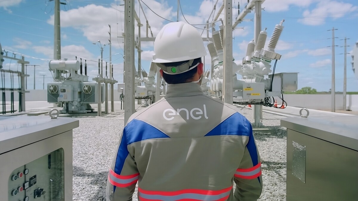 Imagem mostra funcionário da Enel em estação de energia