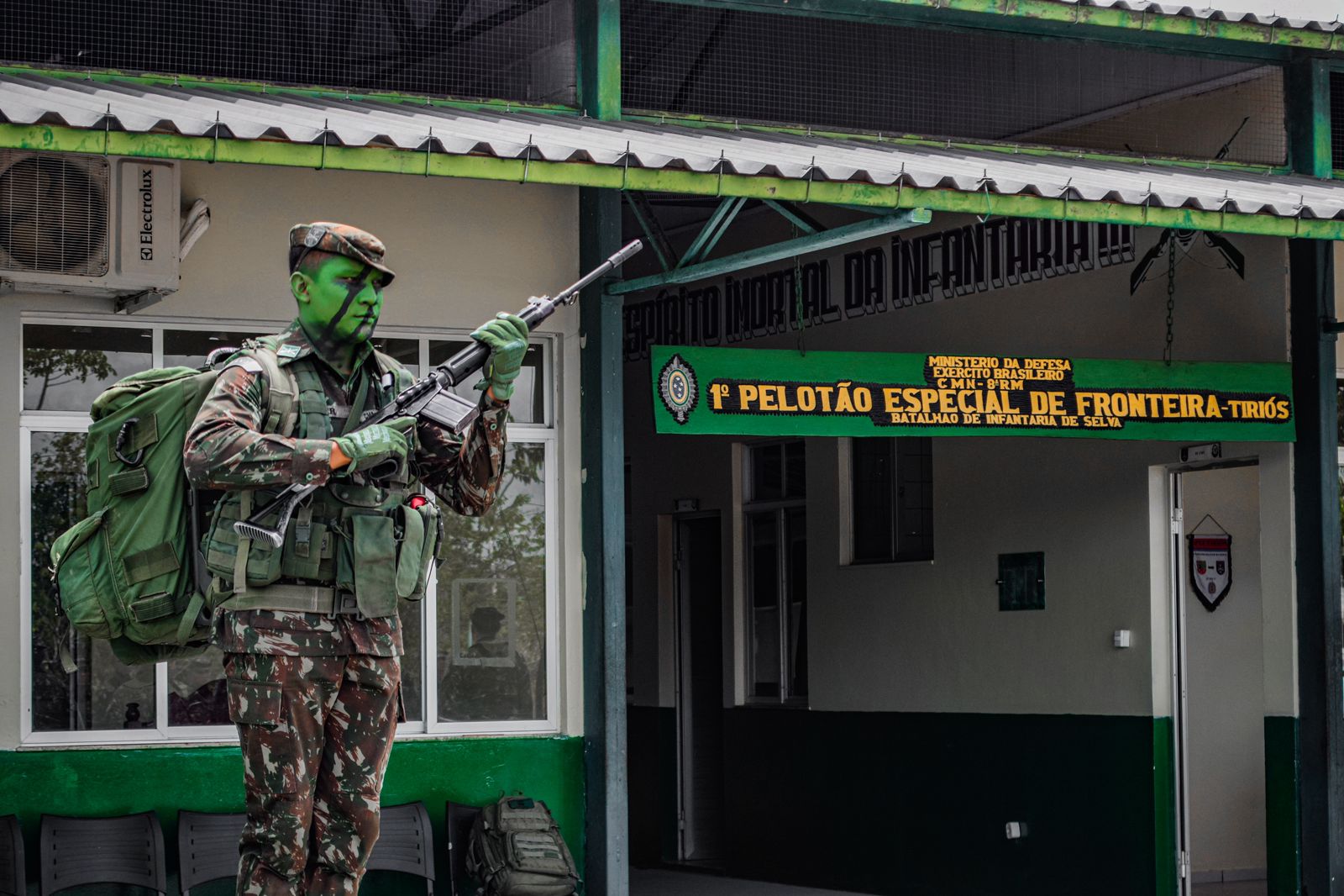 Imagem mostra soldado armado em frente à batalhão do Exército Brasileiro