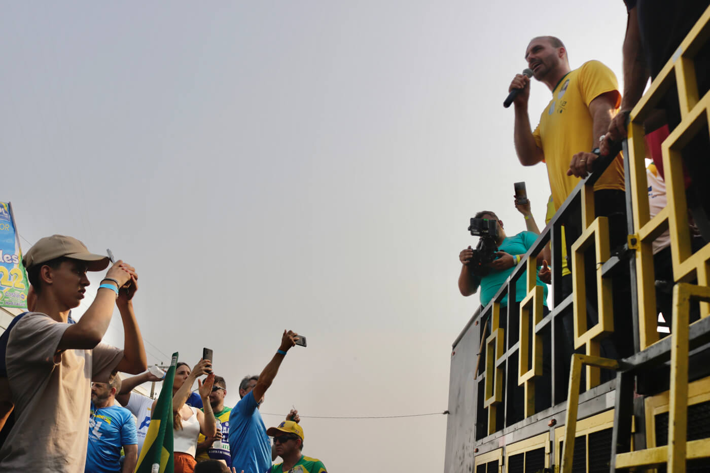 Eduardo Bolsonaro durante carreata em Lucas do Rio Verde