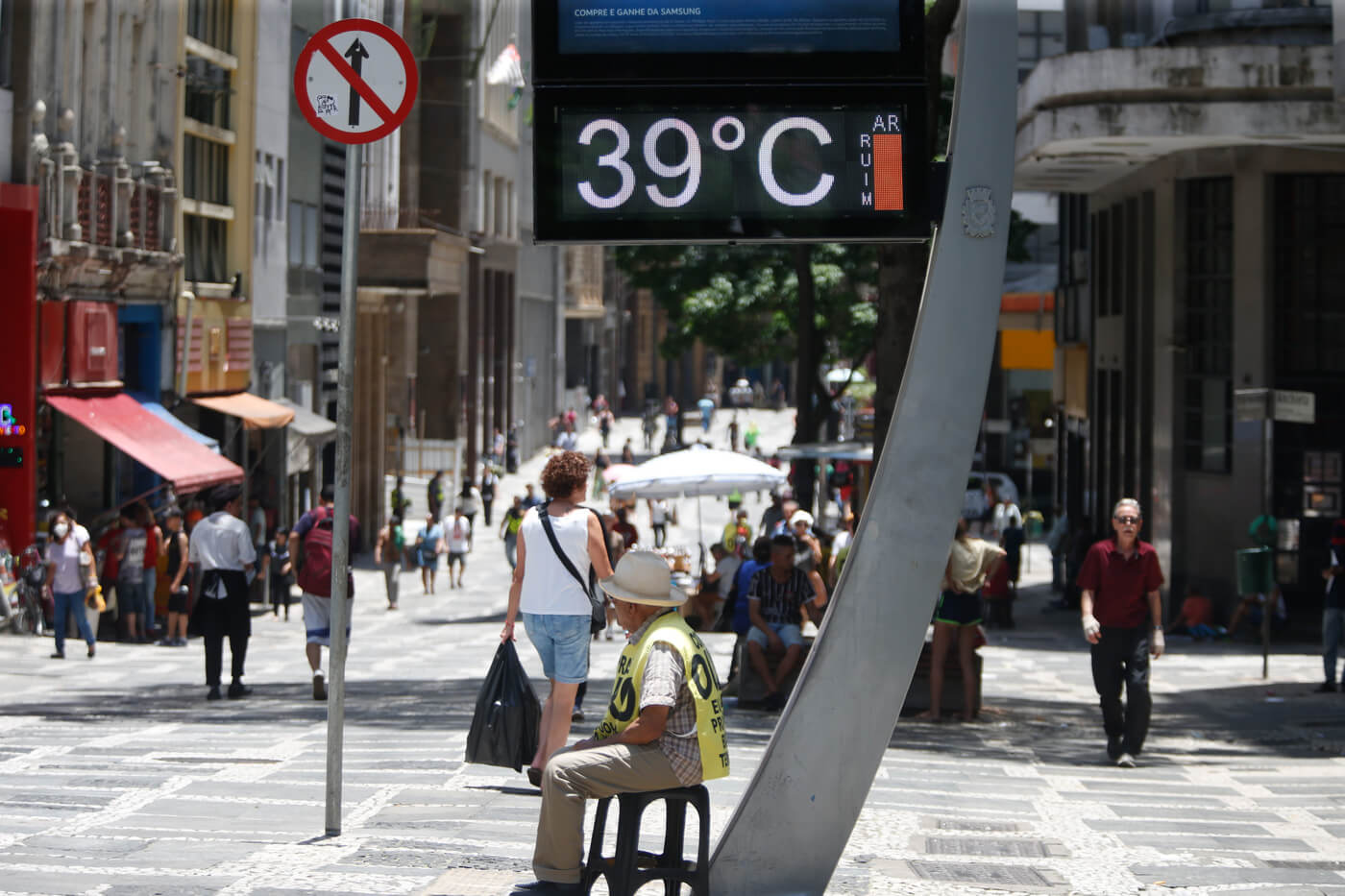 Termômetro em rua marca 39 graus