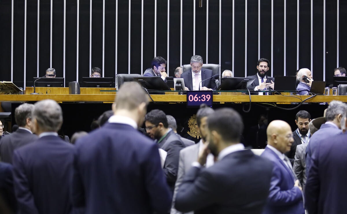 Votação do projeto de lei que cria o mercado de carbono regulado no Brasil durante sessão na Câmara dos Deputados na terça-feira, 19 de novembro de 2024