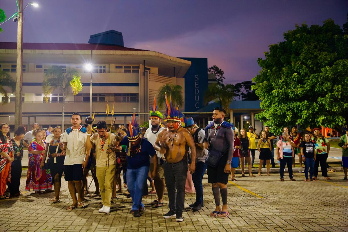 Imagem mostra concentração de indígenas em frente à Secretaria de Educação do Pará