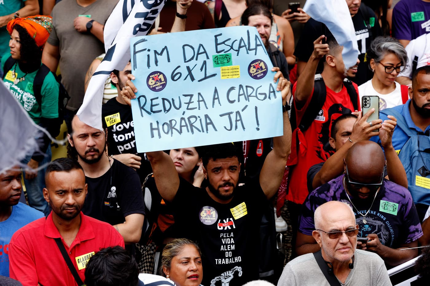 Rio de Janeiro (RJ), 15/11/2024 - Manifestantes se reunem em protesto pelo fim da jornada de trabalho 6 x 1, na Cinelândia, centro da cidade.