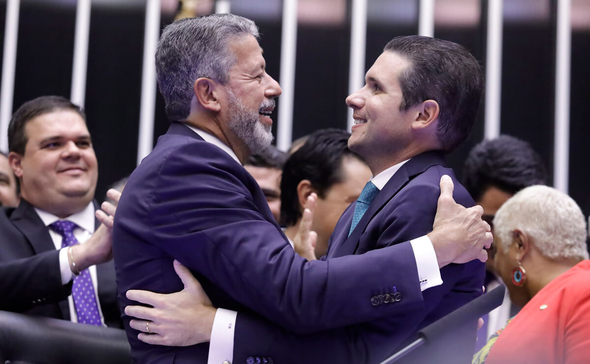 À direita o novo presidente da Câmara dos Deputados, Hugo Motta, e à esquerda o ex-presidente da câmara, Arthur Lira