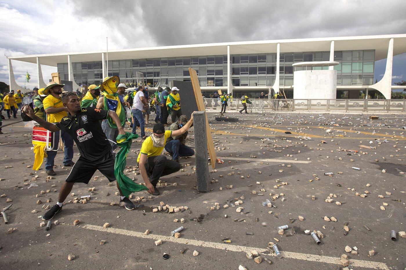 Manifestantes durante invasão de Brasília em 8 de janeiro