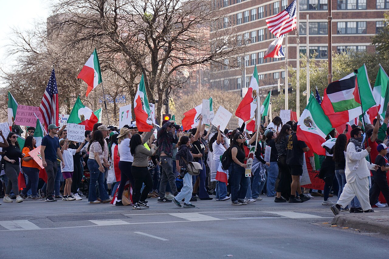 Manifestação contra as deportações do governo Trump em Dallas, Estados Unidos, em fevereiro de 2025