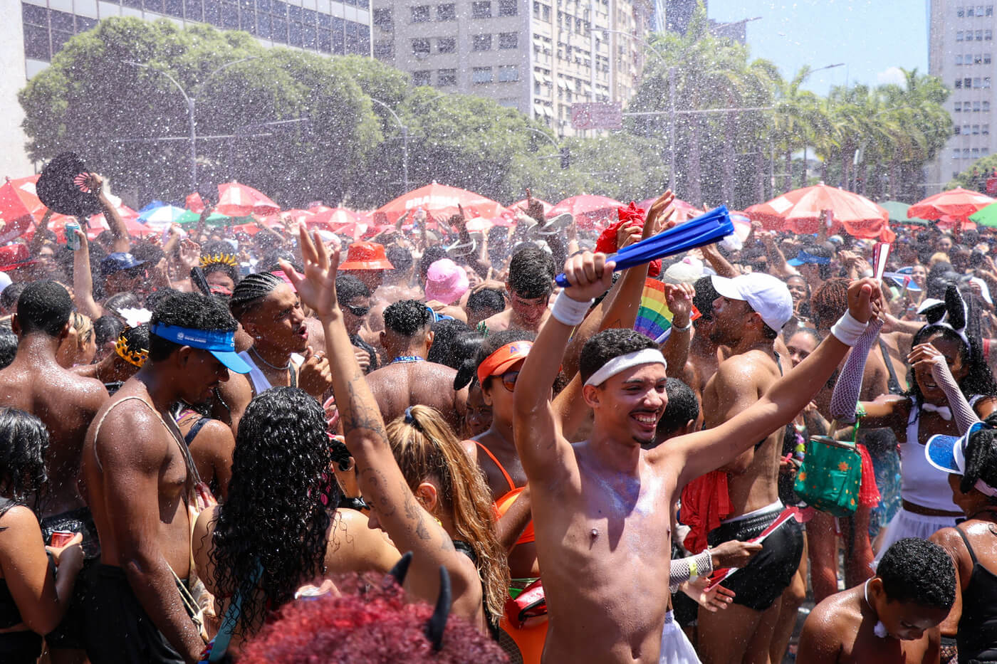 Bloco da favorita anima o pré-carnaval no centro do Rio de Janeiro