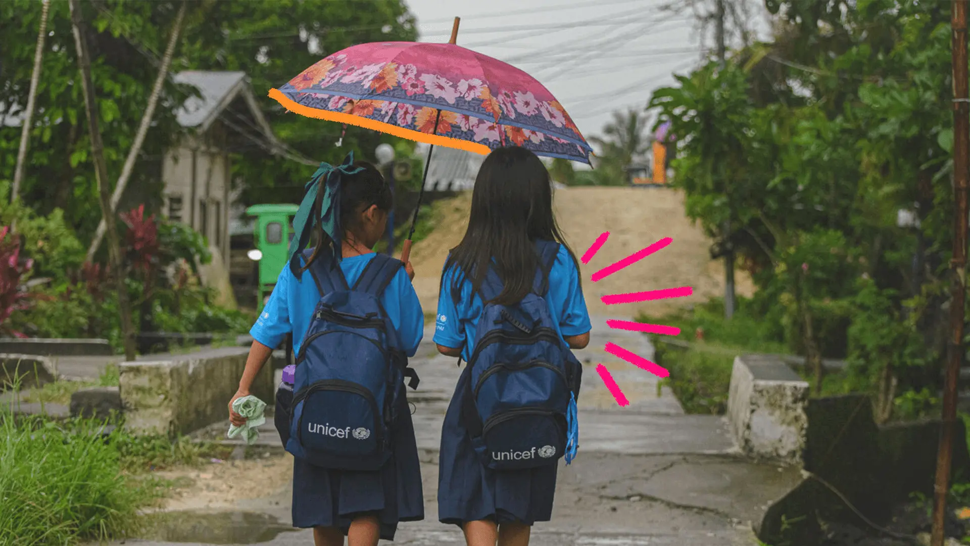 Crianças com mochilas da Unicef andam em direção à escola para assistem às aulas