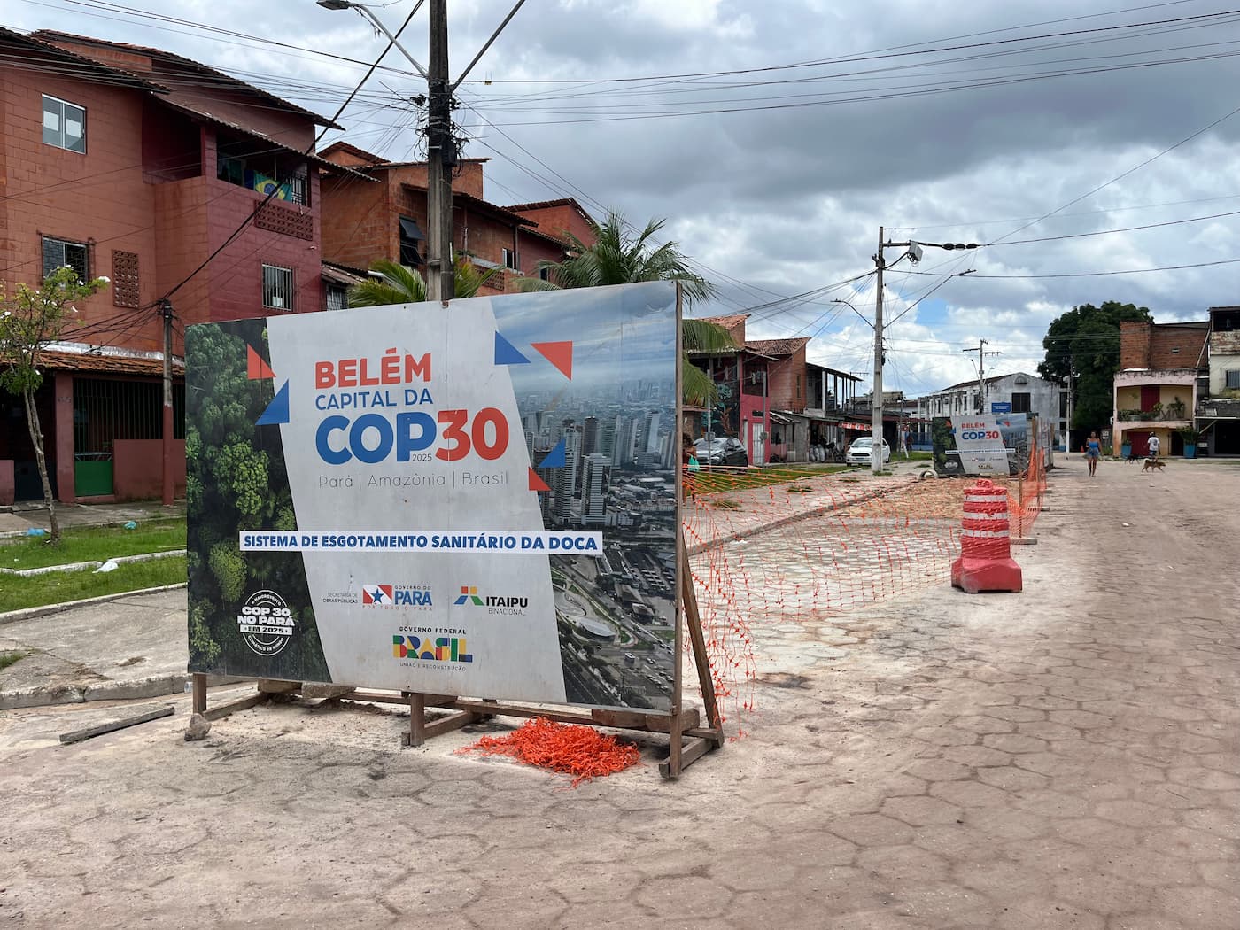 Placas de obras para a COP30 em comunidade da Vila da Barca, Belém