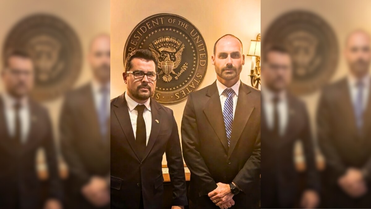 À esquerda Paulo Figueiredo, ao seu lado, Eduardo Bolsonaro