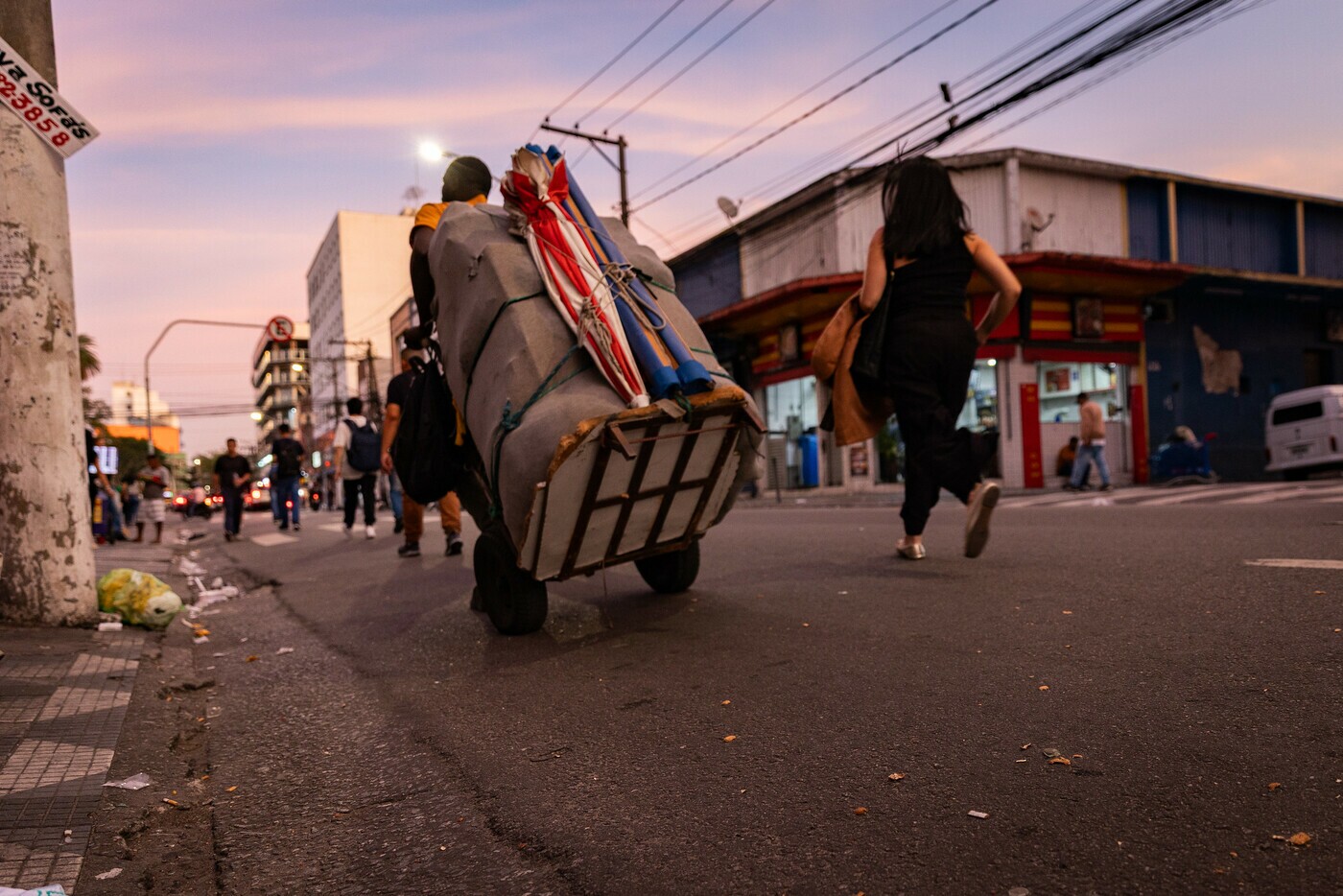 Imagem mostra vendedor ambulante fugindo da violência policial no centro de São Paulo